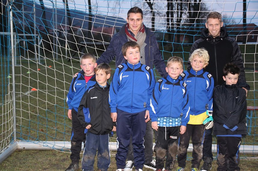 Die Profis mit den j&uuml;ngsten Kickern des SV Gl&uuml;ck auf! Bleicherode. Die Kleinen waren die Hauptakteure in einem Film, der den Gewinn beim Wettbewerb Auffrischpr&auml;mie 2012 erzielte.