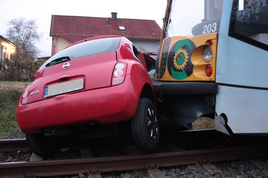 Bahn gegen Auto