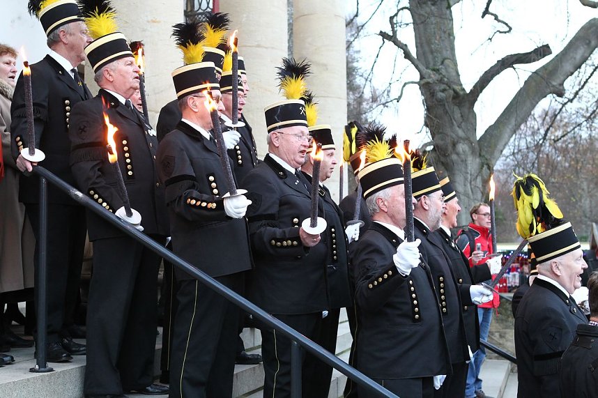 Adventsmarkt auf dem Theaterplatz