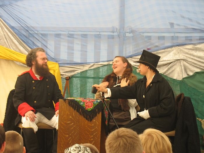 Links im Bild sieht man Tolstoi, die Hauptfigur des St&uuml;cks