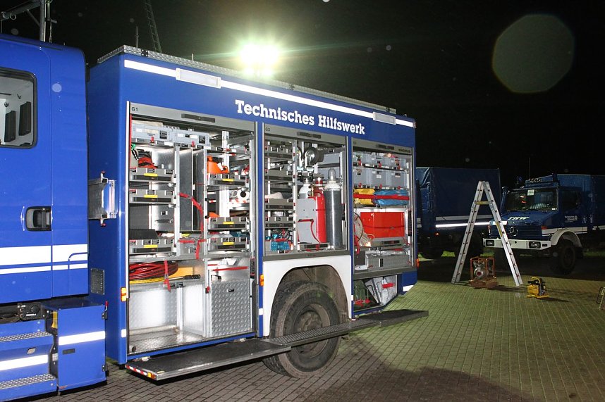 Ger&auml;teschau auf dem Hof des St&uuml;tzpunktes bei Hesserode