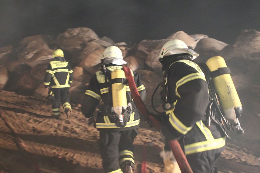 Brand in einem R&uuml;benmehl-Lager