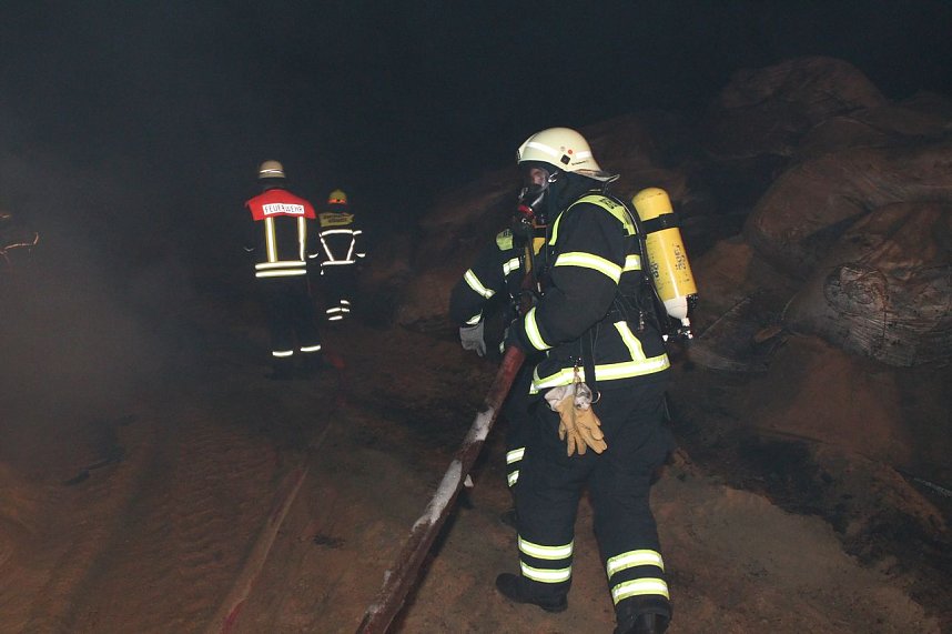 Brand in einem R&uuml;benmehl-Lager