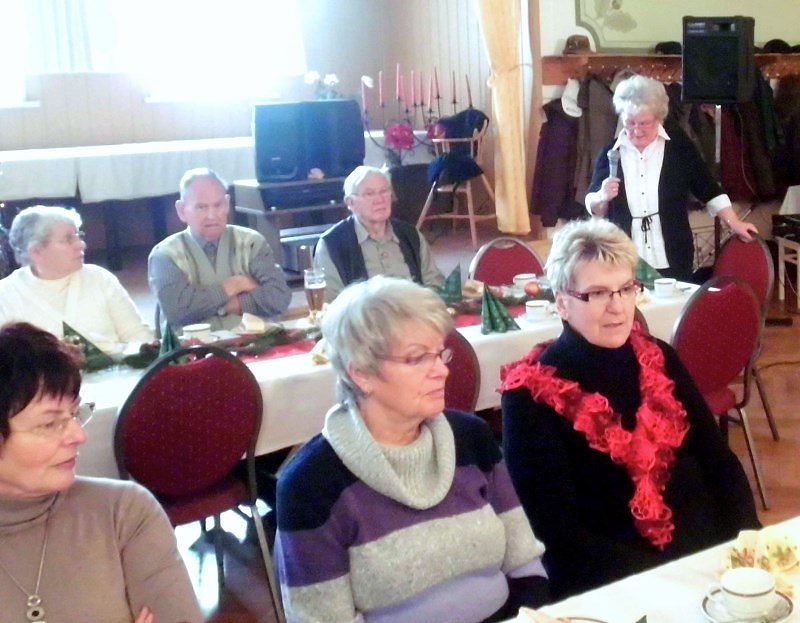 Jahresausklang: Vorsitzende Ingrid M&uuml;ller begr&uuml;&szlig;t mit Freude die Mitglieder und G&auml;ste zu der gut besuchten Veranstaltung.
