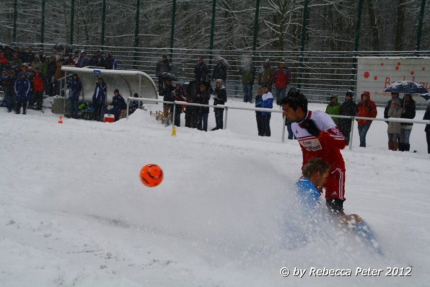 Fu&szlig;ball im Schnee