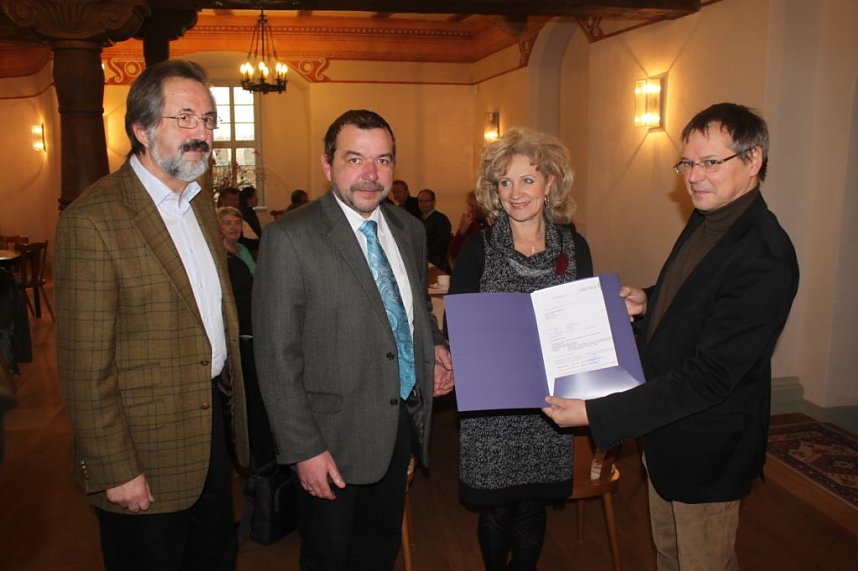 F&ouml;rdermittel &uuml;bergeben: Von links: Dr. Moser, Maik Schr&ouml;ter, Birgit Keller, Holger Reinhardt.