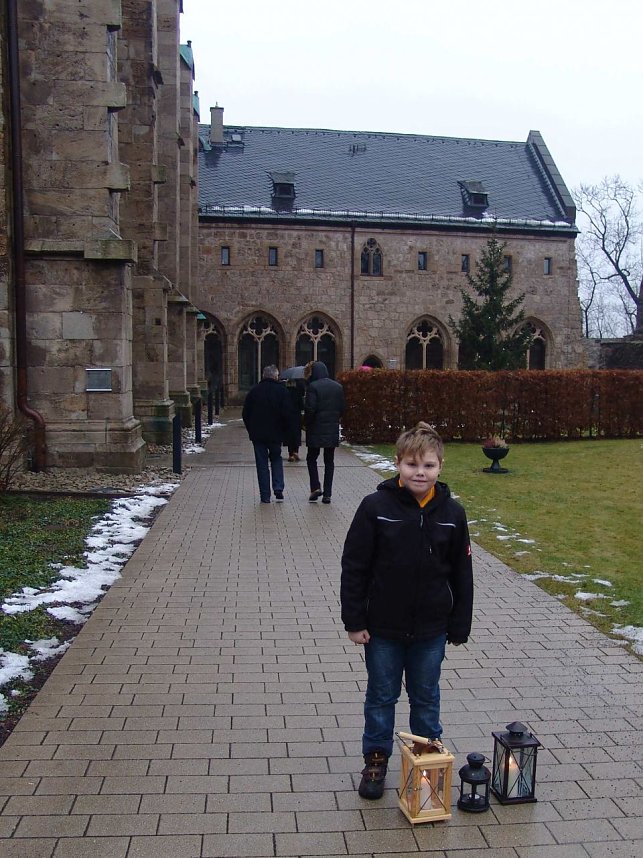 Pfadfinder verteilen das Friedenslicht