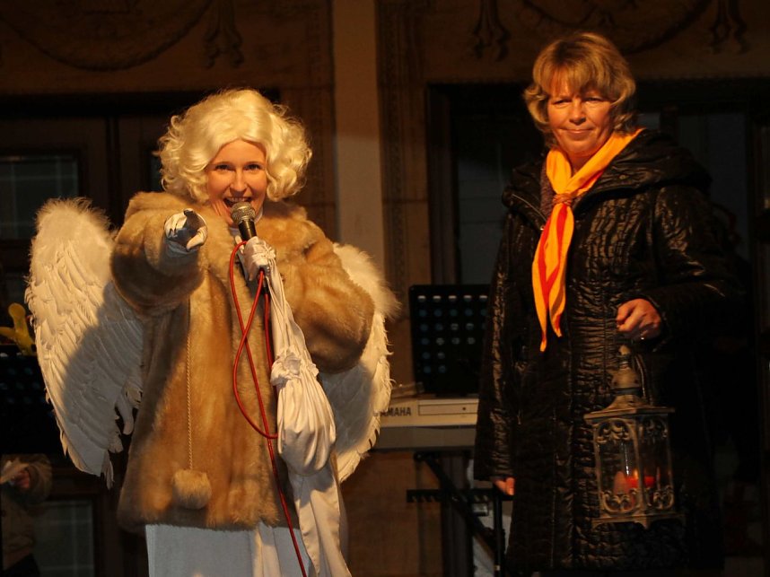 Pfadfinder verteilen das Friedenslicht