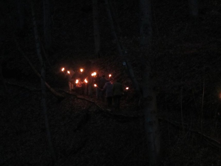 Mit Fackeln unterwegs
