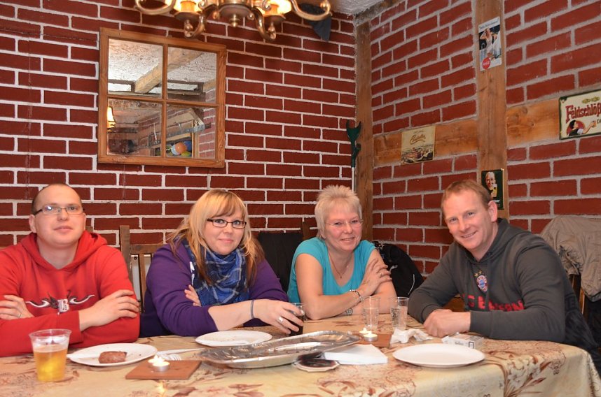 Kartoffelscheibenessen im Pferdestall