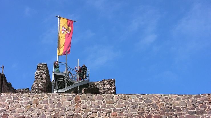 historisches Spektakel auf der Burgruine Hohnstein � &uuml;ber allem wehte das Wappen