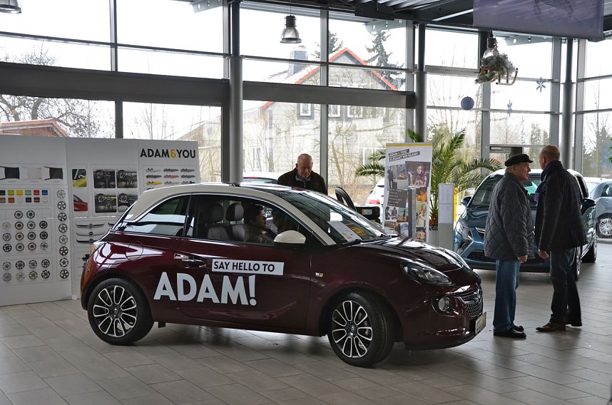 Gro&szlig;es Angrillen bei Opel Autohaus Peter