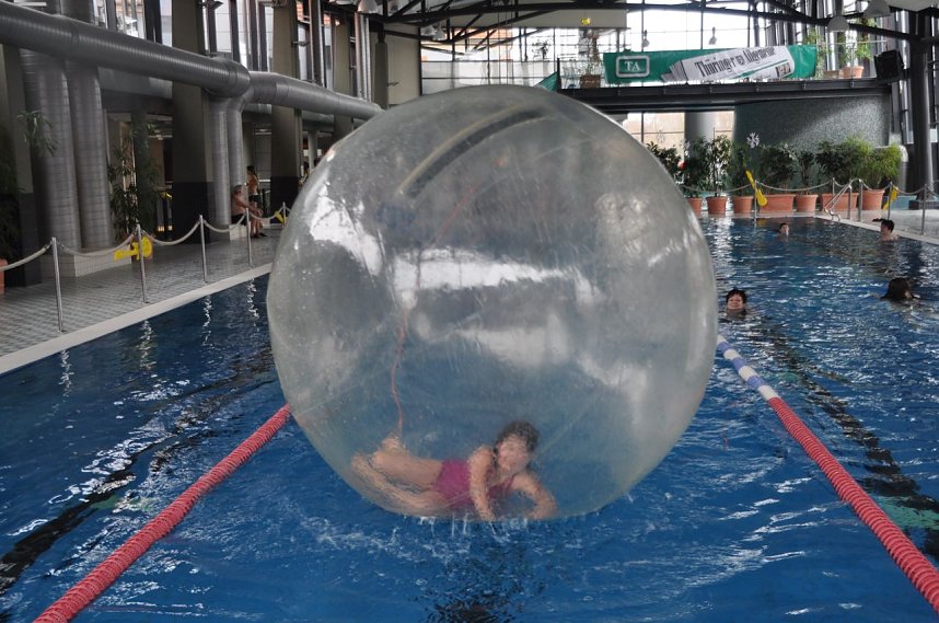 Mega Pool Party im Badehaus