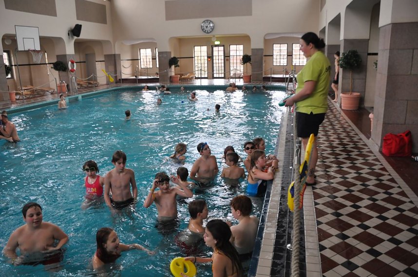 Mega Pool Party im Badehaus