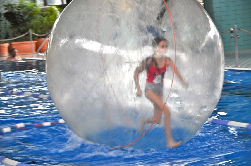 Mega Pool Party im Badehaus