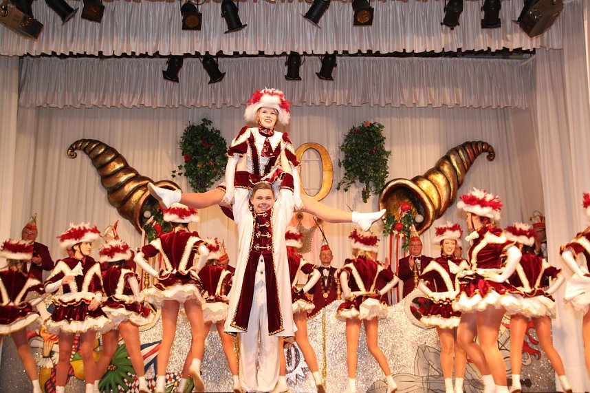 Das Funkenballett des BCC pr&auml;sentiert sich in diesem Jahr wieder mit Funkenmariechen Friederike D&ouml;nnecke und Funkenmajor Phillip D&ouml;nnecke. Das Geschwisterpaar tanzt sich seit langem in die Herzen