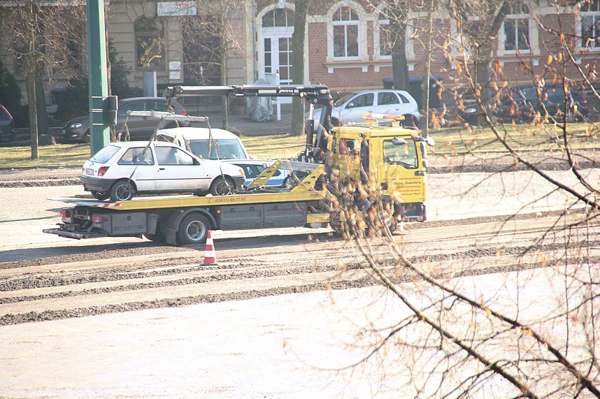 "Aufr&auml;umen" auf dem Bebel-Platz