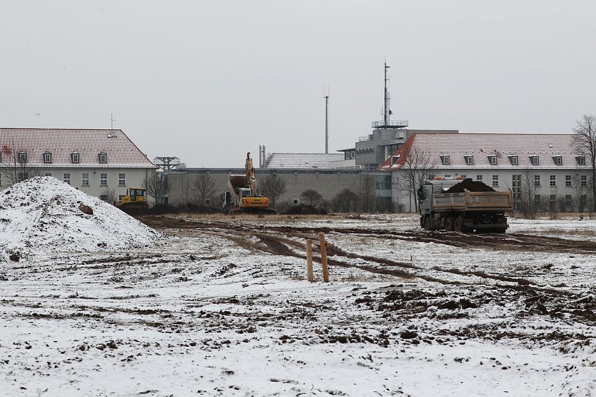An der Grundst&uuml;cksgrenz zur Polizei wird ein Erdwall aufgesch&uuml;ttet