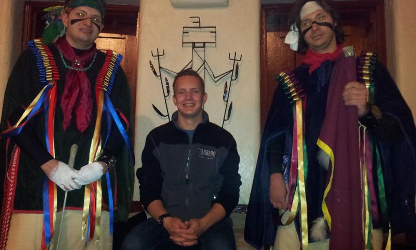 Mit zwei indianischen T&auml;nzern