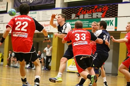 Sieg und Niederlage bei Handball-M&auml;nnern