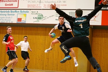 Sieg und Niederlage bei Handball-M&auml;nnern