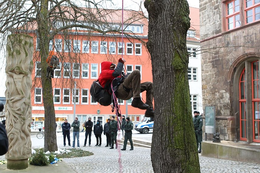 Abgeseilt und demonstriert