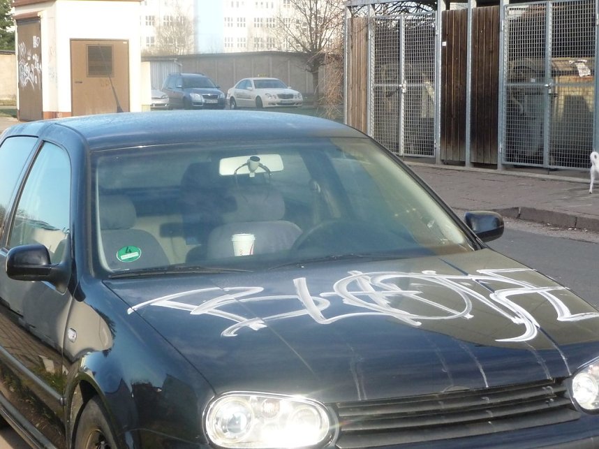 Beschmierte Autos und Garagen