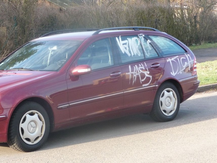 Beschmierte Autos und Garagen