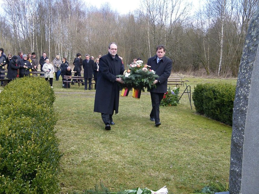 Auch in diesem Jahr legten B&uuml;rgermeister Matthias Ehrhold, sowie der B&uuml;rgermeister der Samtgemeinde Walkenried, Herr Dieter Haberland, gemeinsam einen Kranz nieder.