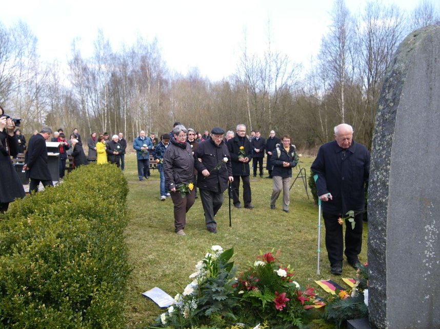In einer sehr bewegenden Zeremonie wurde durch die Angeh&ouml;rigen, der in Ellrich ums Leben gekommenen H&auml;ftlinge gedacht.