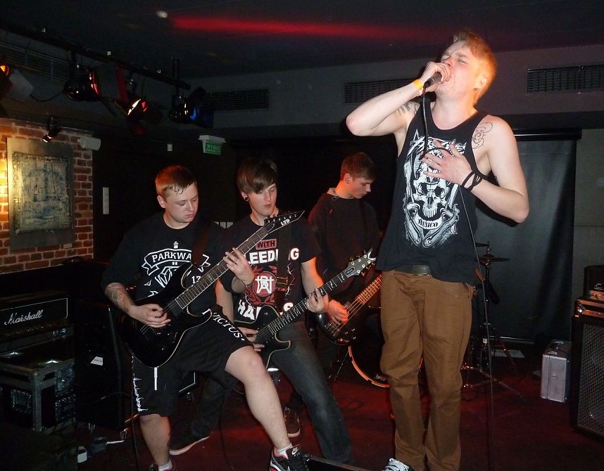 With bleeding hands gaben ein Klubkonzert im Ostr&oacute;wer Kulturzentrum