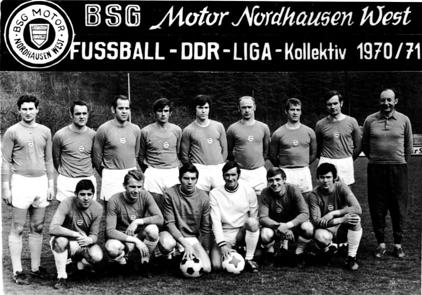 Von links: D&uuml;ben, U. Hoffmann, Willing, Gr&uuml;bner, J. Wei&szlig;haupt, Setzepfand, MANFRED SCH&Uuml;TZE, Grafe, Trainer Knaust  Vorn: G. Hoffmann, Strehler, Gr&ouml;per, Kronenberg, Lindemann, H. Wei&szlig;haupt 
