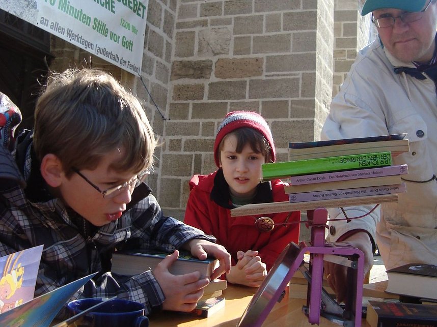 B&uuml;chermarkt zum Kindertag vor der Blasiikirche