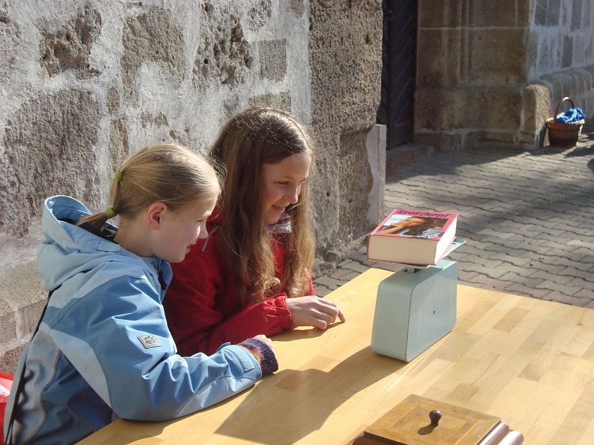 B&uuml;chermarkt zum Kindertag vor der Blasiikirche