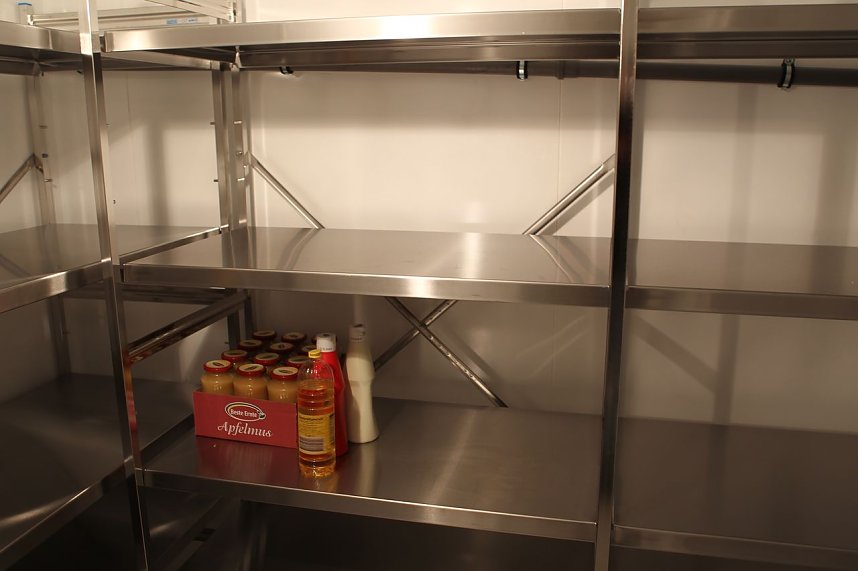 Zw&ouml;lf Gl&auml;ser Apfelmus im K&uuml;hlhaus