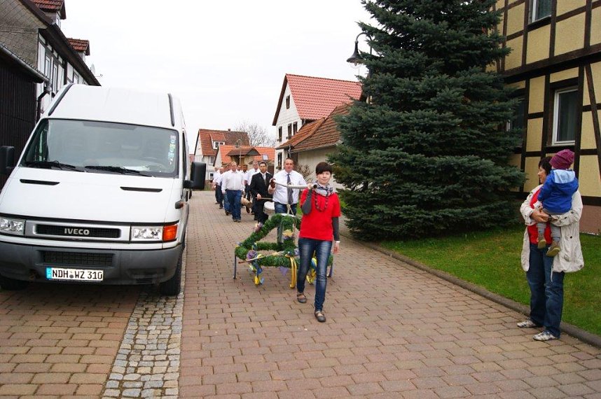 Maibaum in Obergebra gesetzt