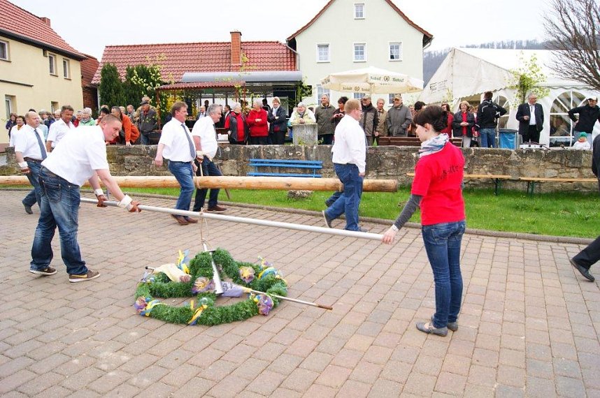 Maibaum in Obergebra gesetzt