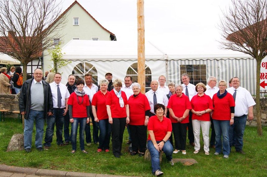 Maibaum in Obergebra gesetzt