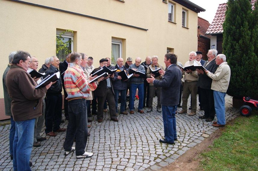Maibaum in Obergebra gesetzt