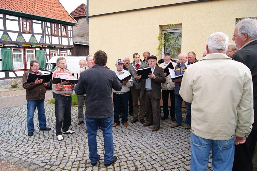 Maibaum in Obergebra gesetzt