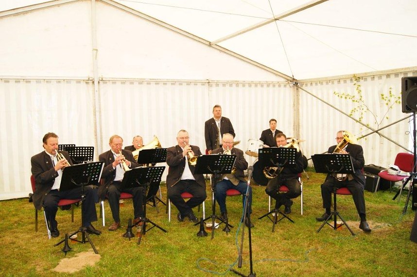Maibaum in Obergebra gesetzt