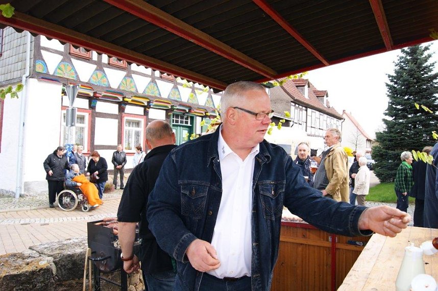 Maibaum in Obergebra gesetzt