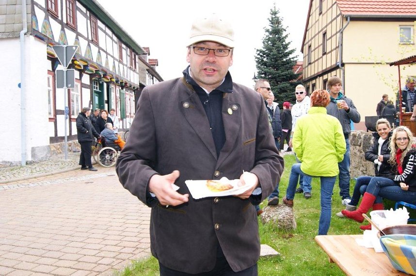 Maibaum in Obergebra gesetzt