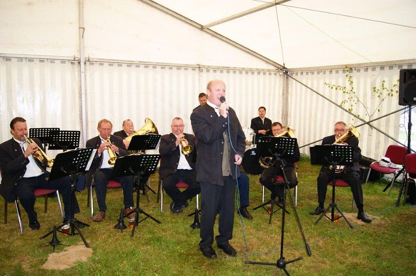 Maibaum in Obergebra gesetzt