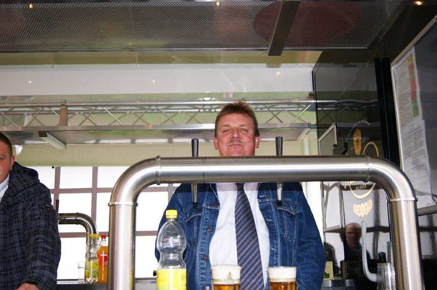 Maibaum in Obergebra gesetzt