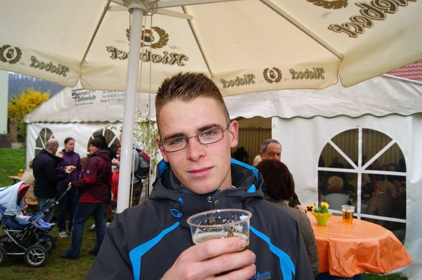 Maibaum in Obergebra gesetzt