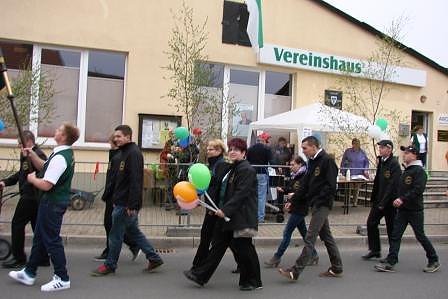 Maibaum in Bielen aufgestellt