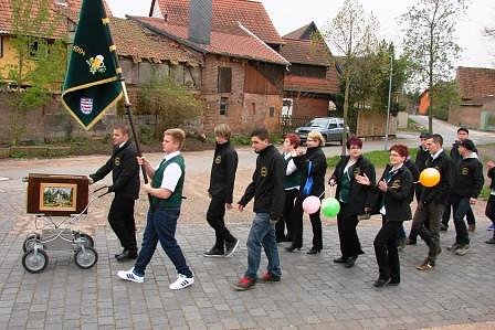 Maibaum in Bielen aufgestellt