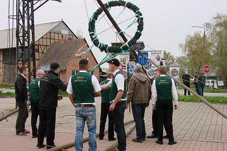 Maibaum in Bielen aufgestellt
