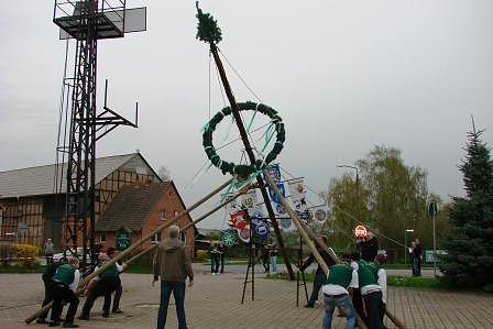 Maibaum in Bielen aufgestellt